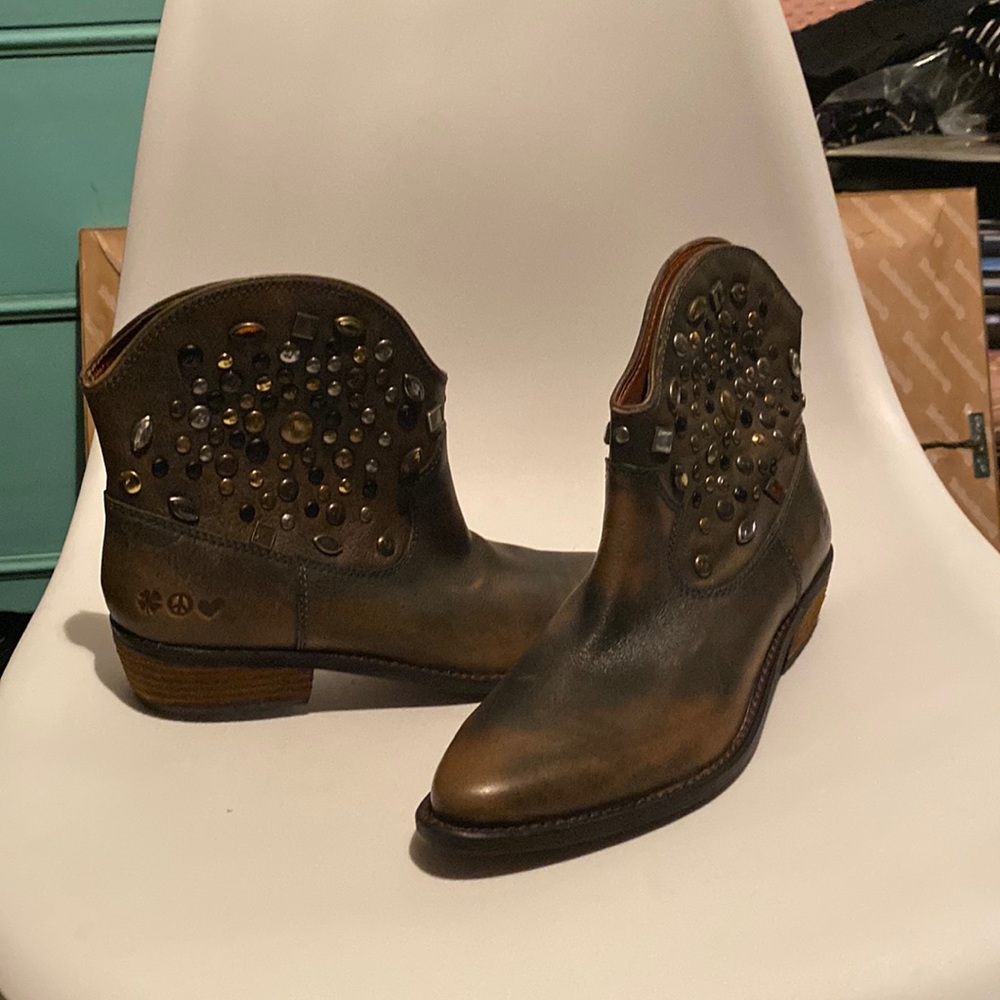Brown distressed leather Lucky Brand boots 9
